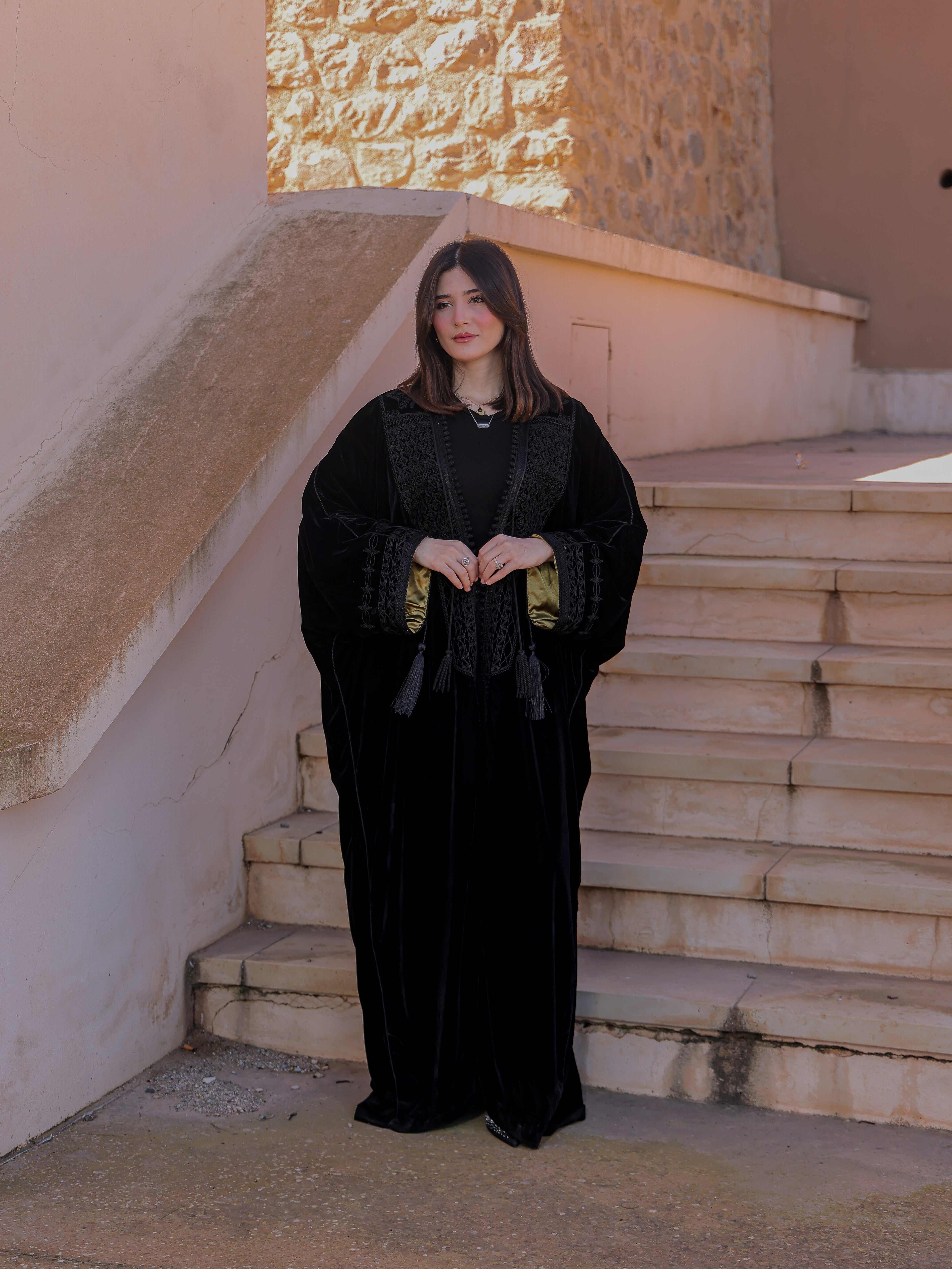 CAFTON NOIRE ABAYA "VELVET" EN KATIFA AVEC DU GRO-fil HRIR SATIN ITALIAN A L'INTERIUER