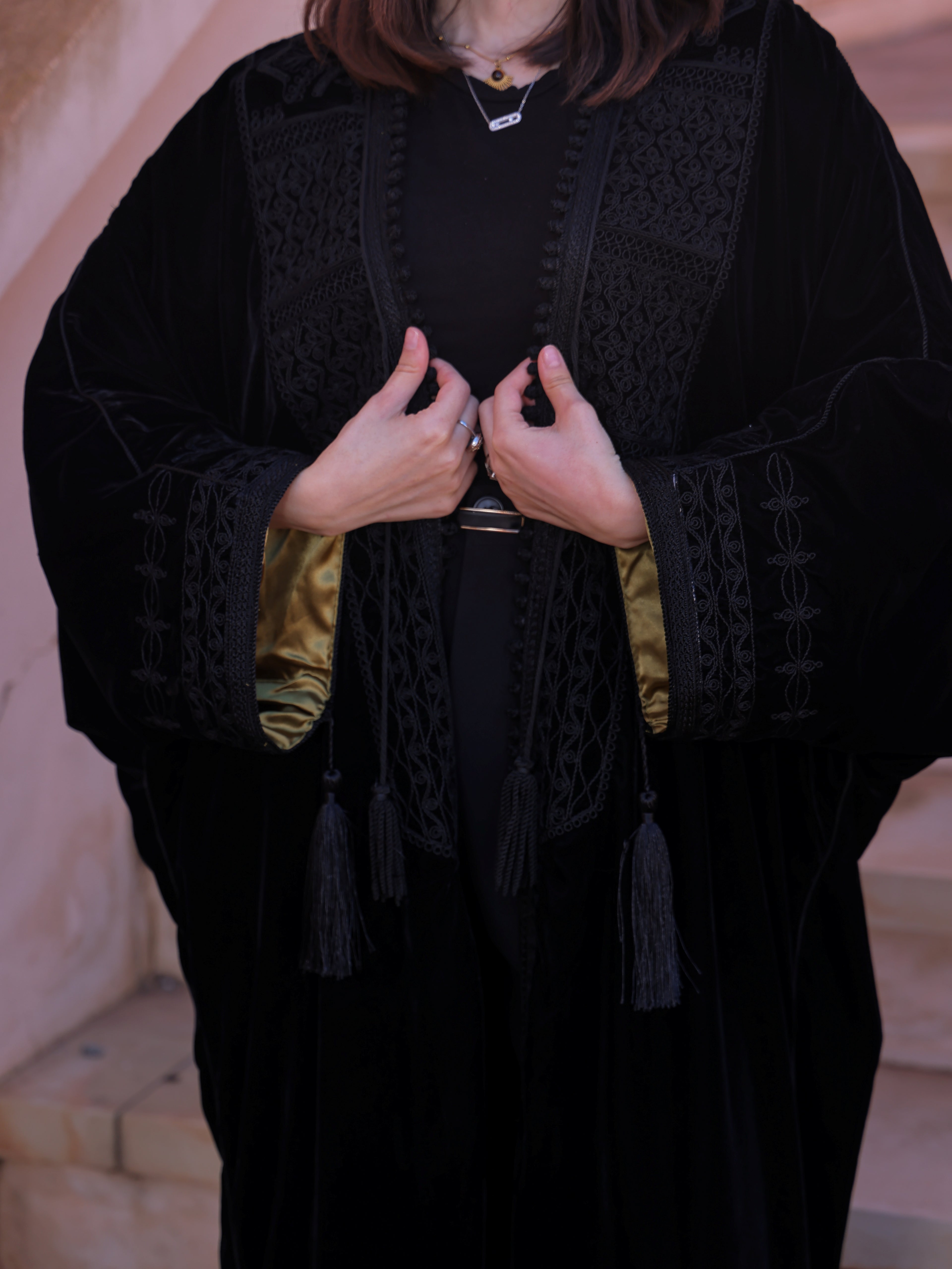 CAFTON NOIRE ABAYA "VELVET" EN KATIFA AVEC DU GRO-fil HRIR SATIN ITALIAN A L'INTERIUER