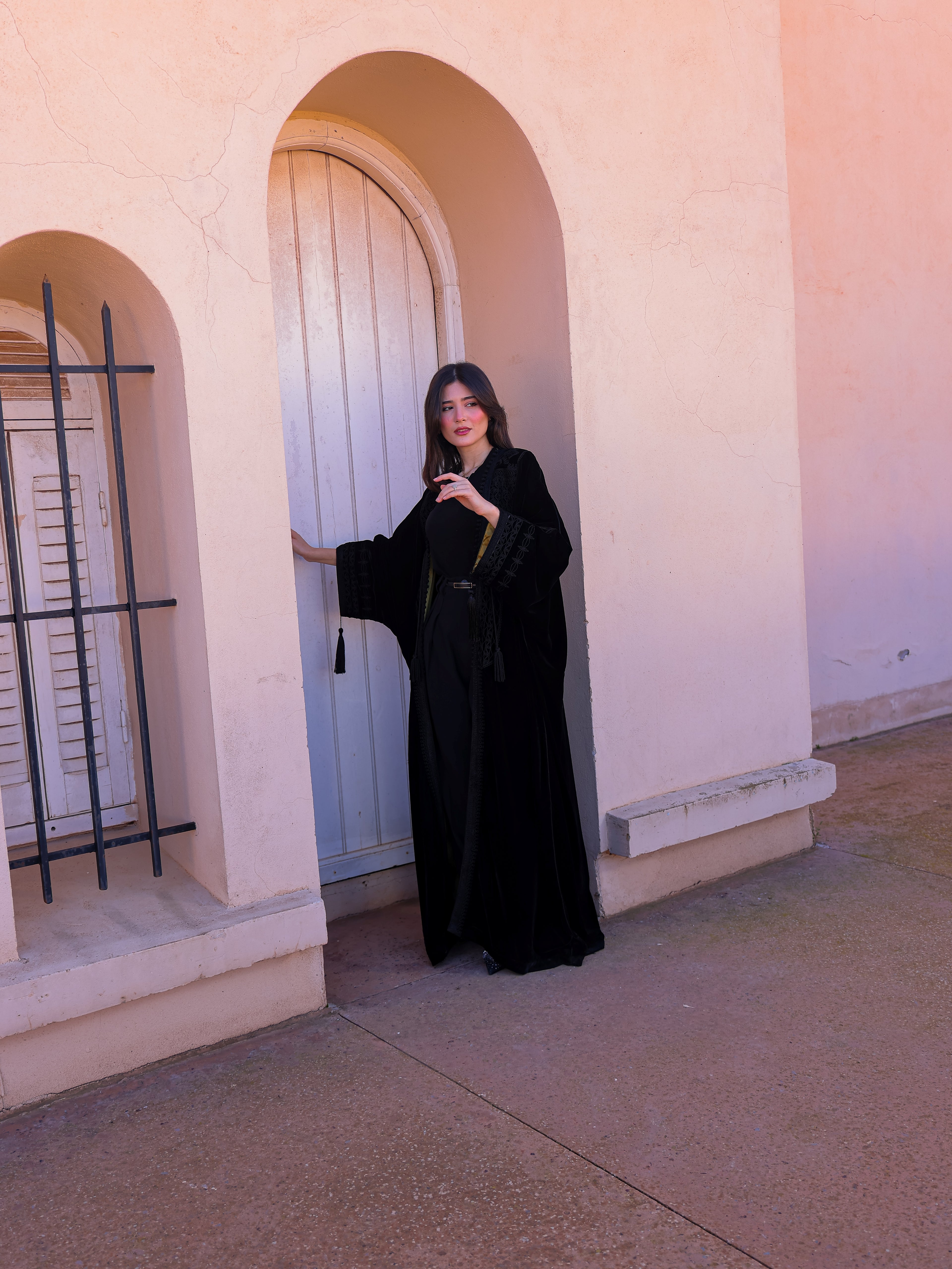 CAFTON NOIRE ABAYA "VELVET" EN KATIFA AVEC DU GRO-fil HRIR SATIN ITALIAN A L'INTERIUER